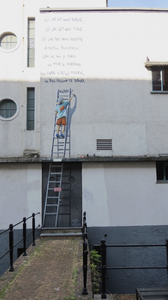 902635 Gezicht op de muurschildering met een gedicht van Winterkil in samenwerking met Jan is de Man, op de zijgevel ...